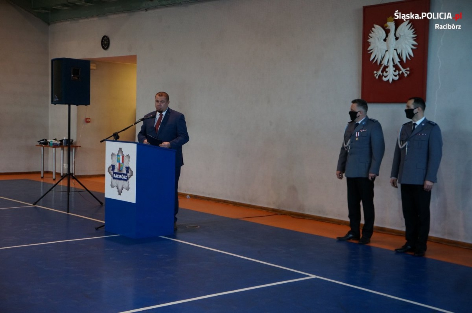 Zdjęcie w galerii na portalu naszraciborz.pl: To były najlepsze lata w karierze. Komendant pożegnał się ze sztandarem jednostki wiadomości z regionu