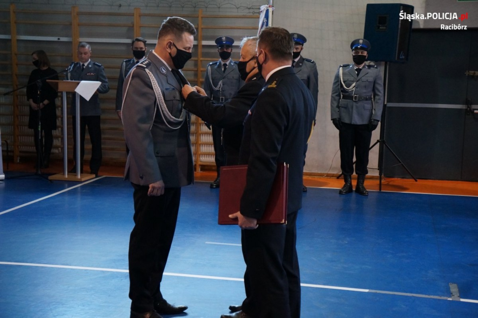 Zdjęcie w galerii na portalu naszraciborz.pl: To były najlepsze lata w karierze. Komendant pożegnał się ze sztandarem jednostki wiadomości z regionu