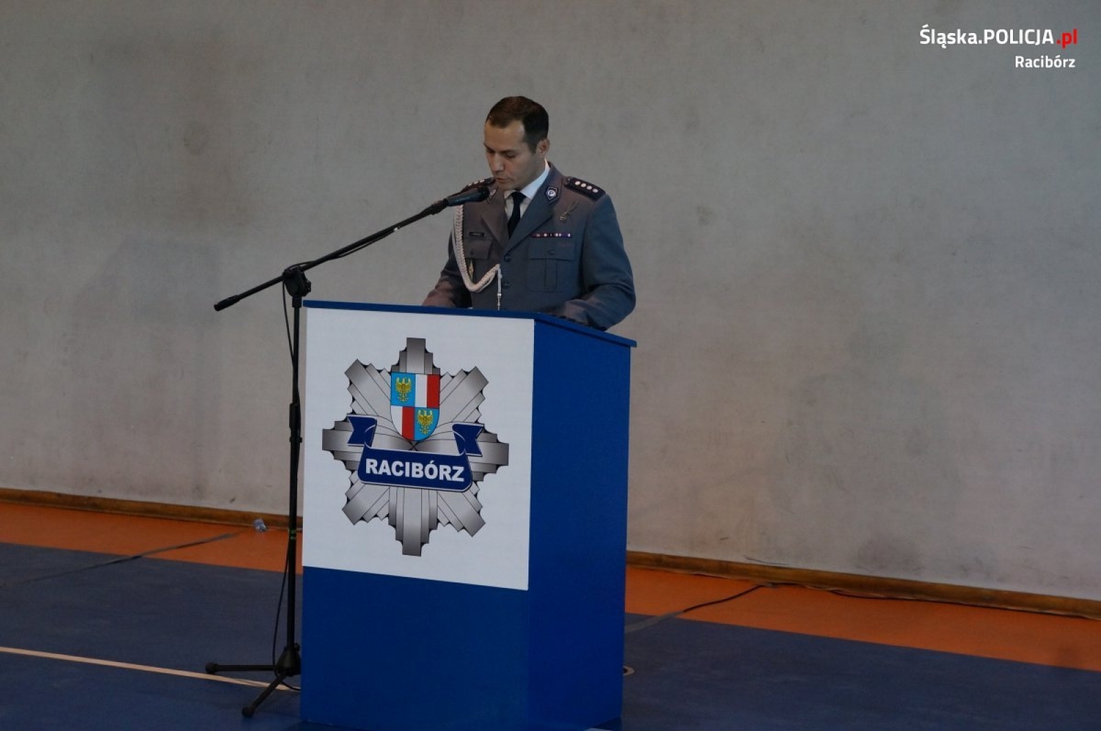 Zdjęcie w galerii na portalu naszraciborz.pl: To były najlepsze lata w karierze. Komendant pożegnał się ze sztandarem jednostki wiadomości z regionu