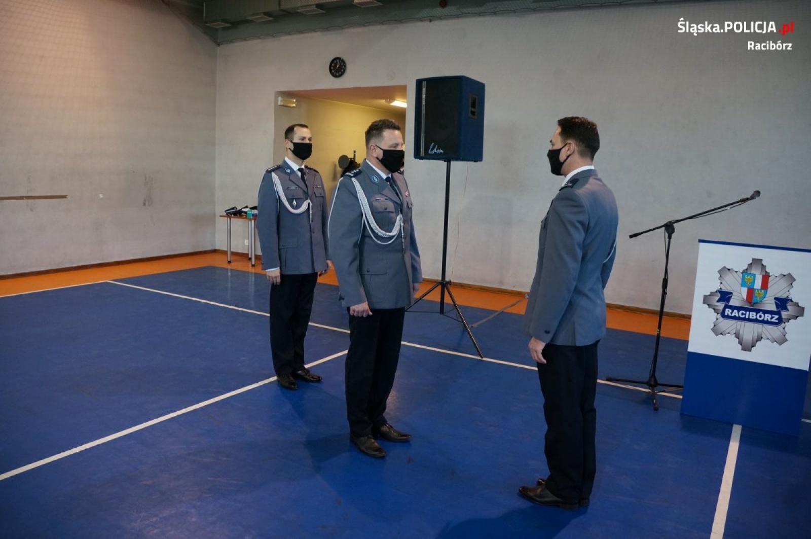 Zdjęcie w galerii na portalu naszraciborz.pl: To były najlepsze lata w karierze. Komendant pożegnał się ze sztandarem jednostki wiadomości z regionu