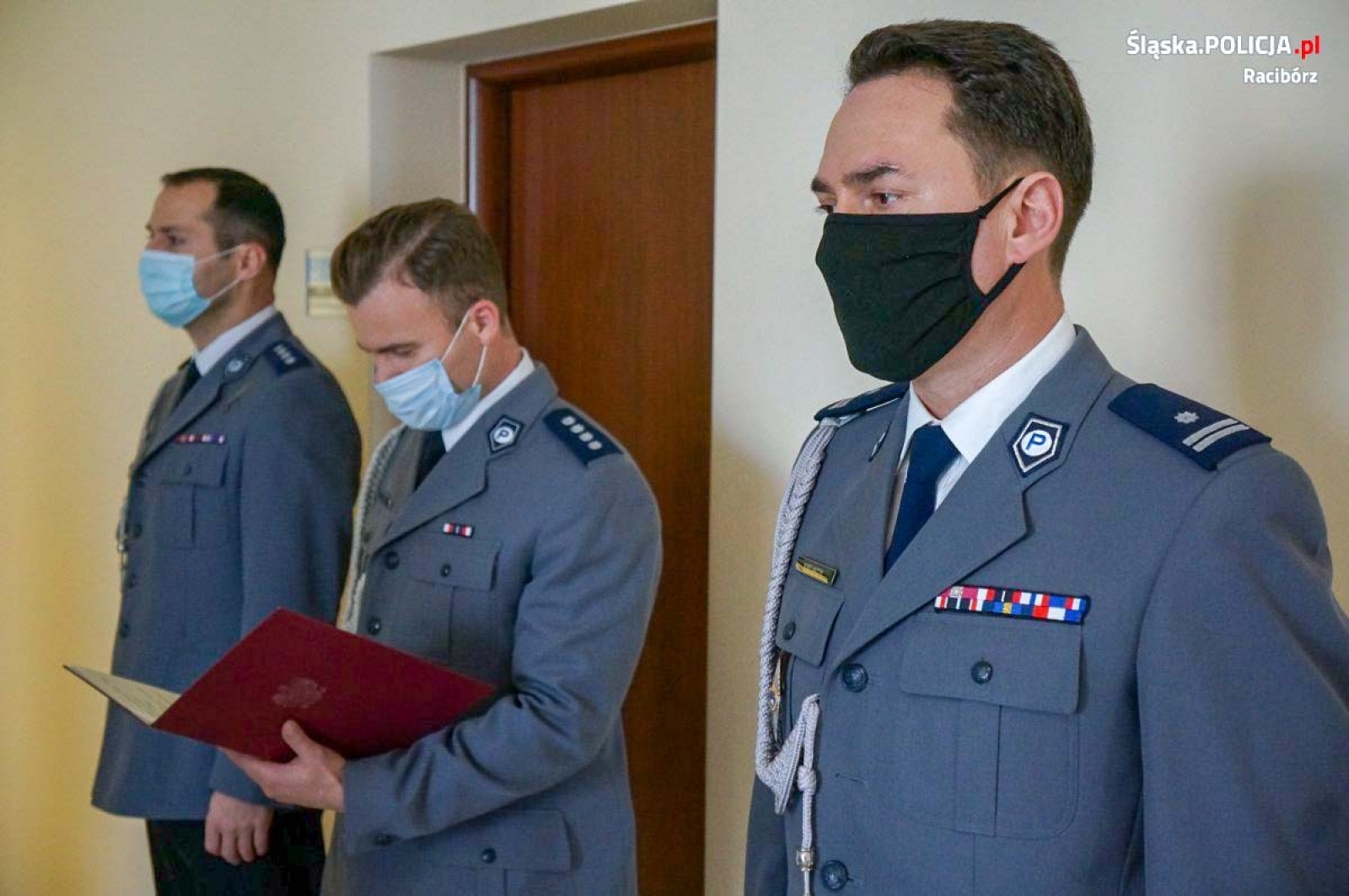 Zdjęcie w galerii na portalu naszraciborz.pl: Nowe siły w raciborskiej KPP. Policjanci złożyli ślubowanie wiadomości z regionu