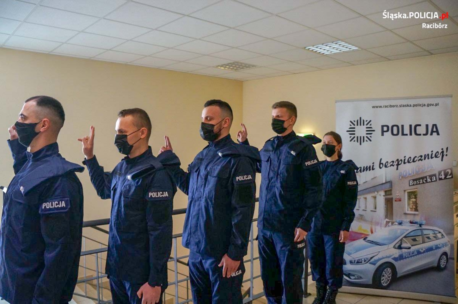 Zdjęcie w galerii na portalu naszraciborz.pl: Nowe siły w raciborskiej KPP. Policjanci złożyli ślubowanie wiadomości z regionu