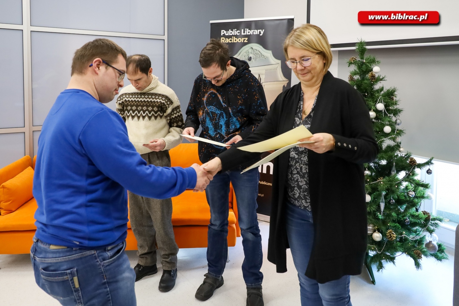 Zdjęcie w galerii na portalu naszraciborz.pl: W bibliotece podsumowano kurs komputerowy dla osób z niepełnosprawnością wiadomości z regionu