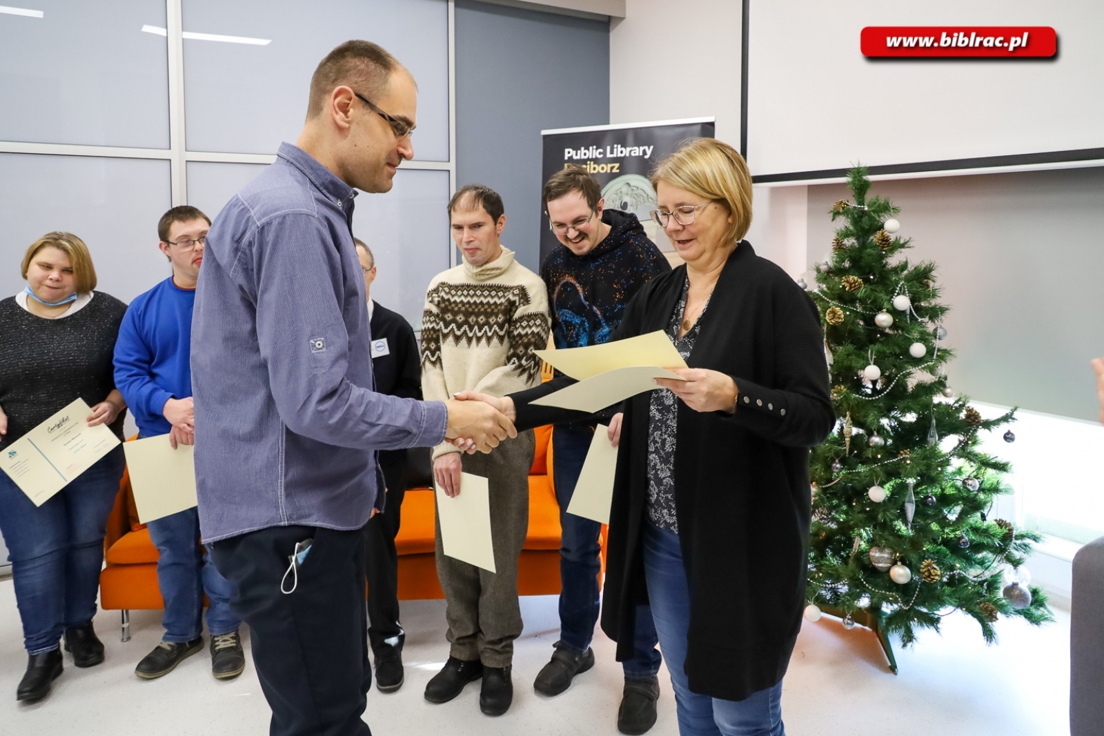 Zdjęcie w galerii na portalu naszraciborz.pl: W bibliotece podsumowano kurs komputerowy dla osób z niepełnosprawnością wiadomości z regionu