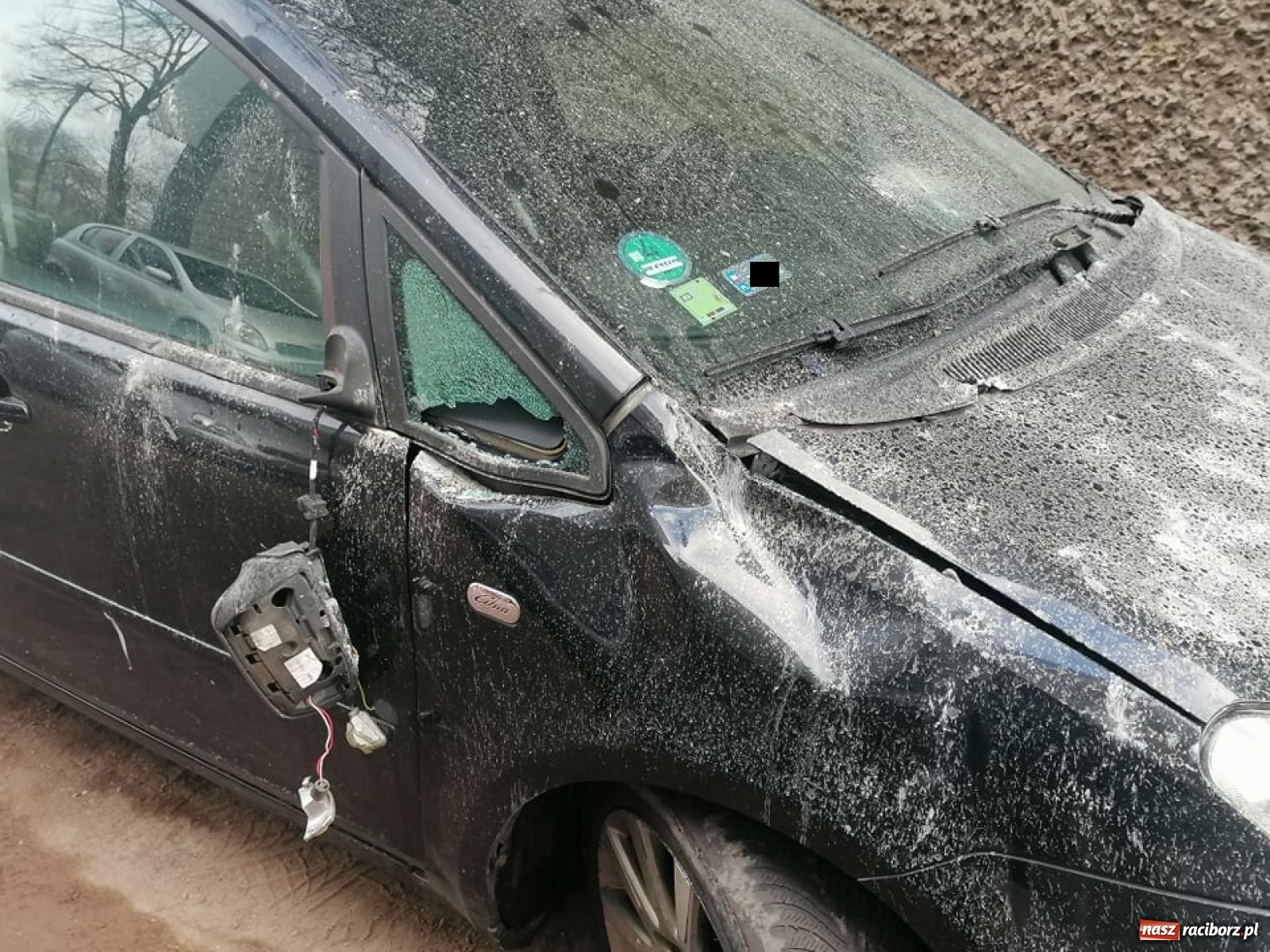 Zdjęcie w galerii na portalu naszraciborz.pl: Płat tynku runął na forda i volkswagena. Akcja straży przy ul. Drzymały [FOTO] wiadomości z regionu