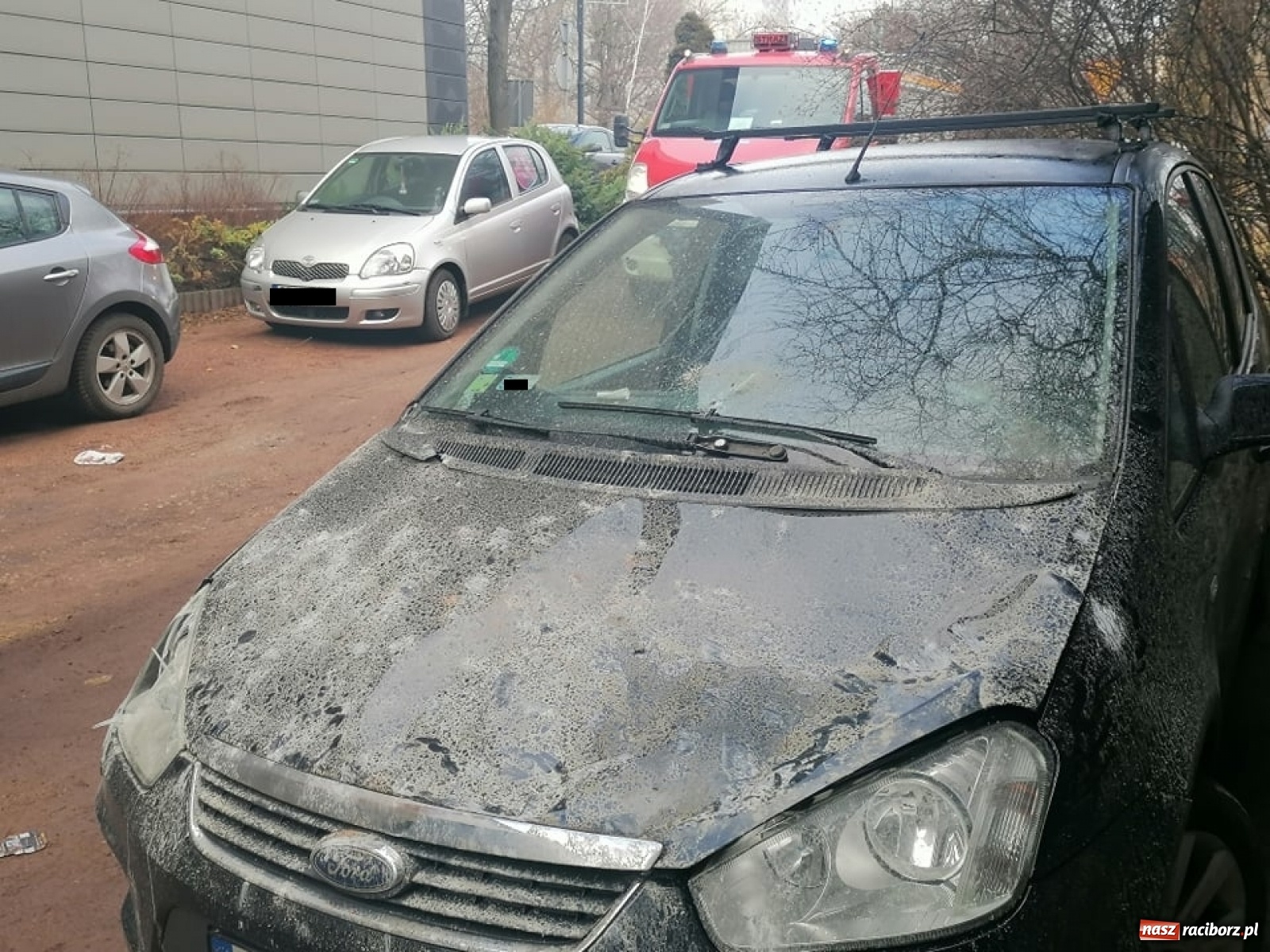 Zdjęcie w galerii na portalu naszraciborz.pl: Płat tynku runął na forda i volkswagena. Akcja straży przy ul. Drzymały [FOTO] wiadomości z regionu