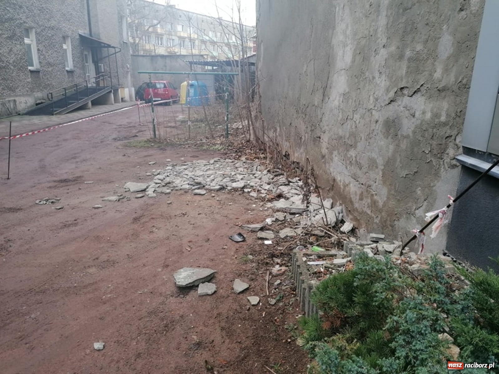 Zdjęcie w galerii na portalu naszraciborz.pl: Płat tynku runął na forda i volkswagena. Akcja straży przy ul. Drzymały [FOTO] wiadomości z regionu