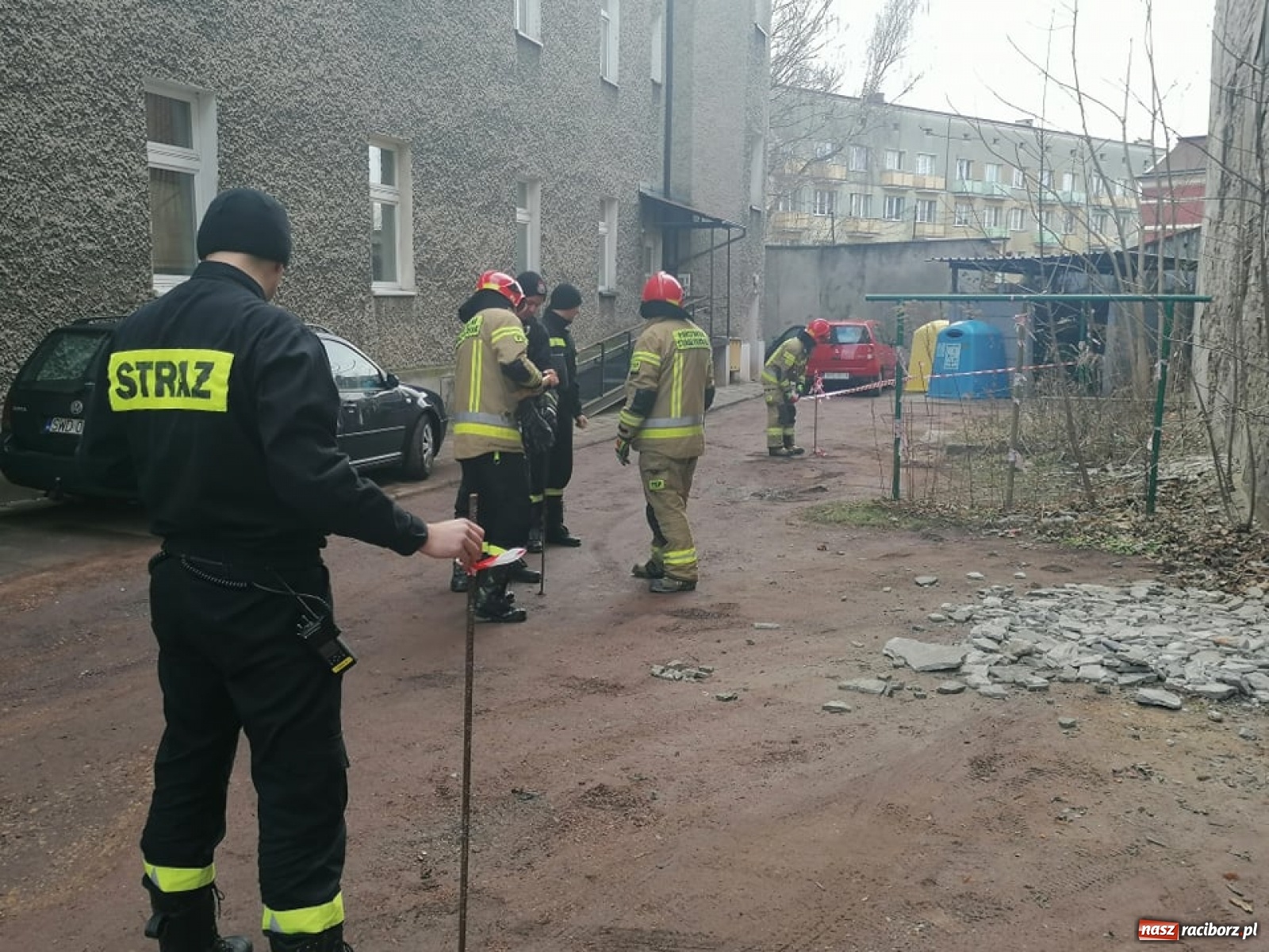 Zdjęcie w galerii na portalu naszraciborz.pl: Płat tynku runął na forda i volkswagena. Akcja straży przy ul. Drzymały [FOTO] wiadomości z regionu