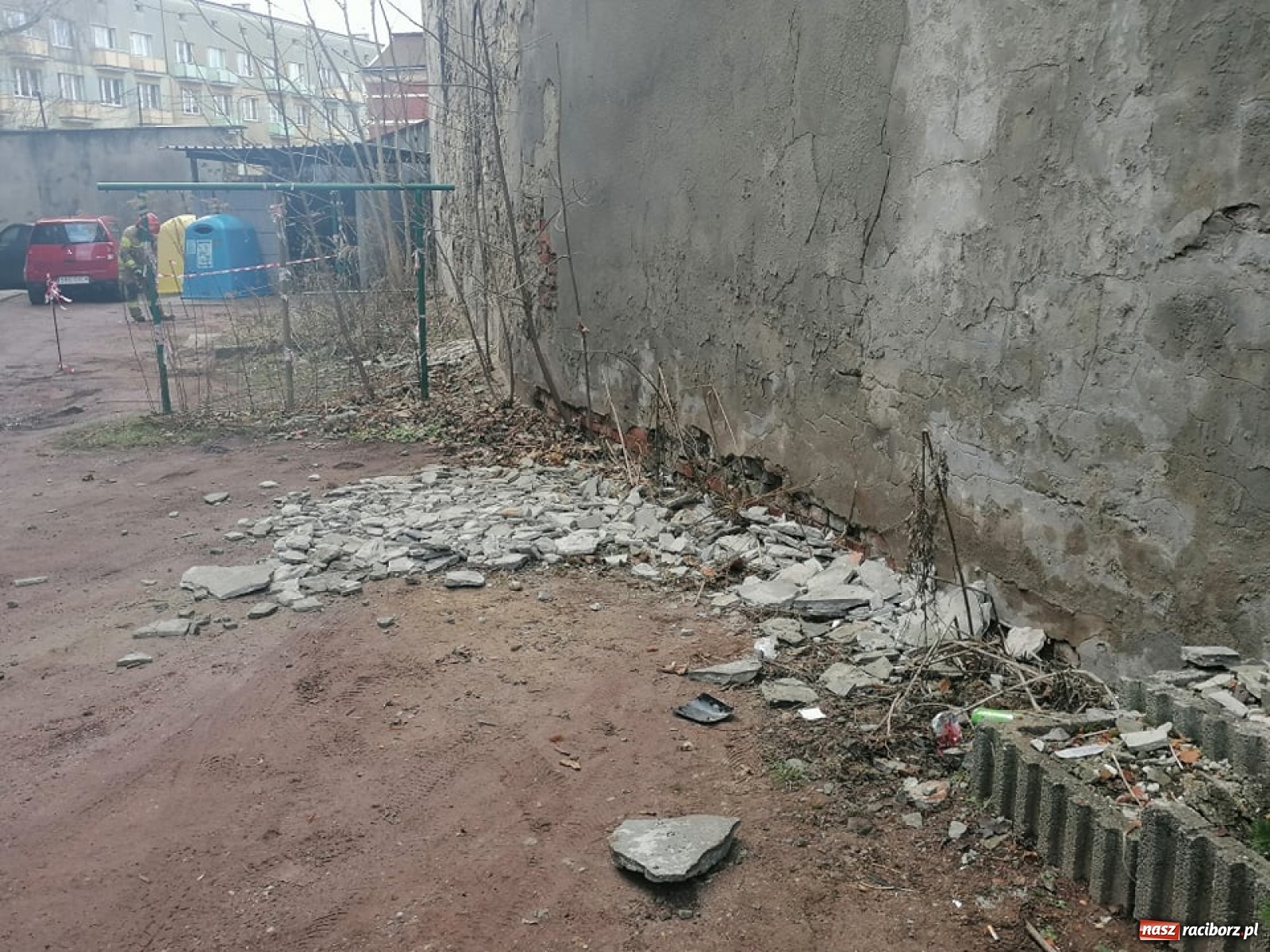Zdjęcie w galerii na portalu naszraciborz.pl: Płat tynku runął na forda i volkswagena. Akcja straży przy ul. Drzymały [FOTO] wiadomości z regionu