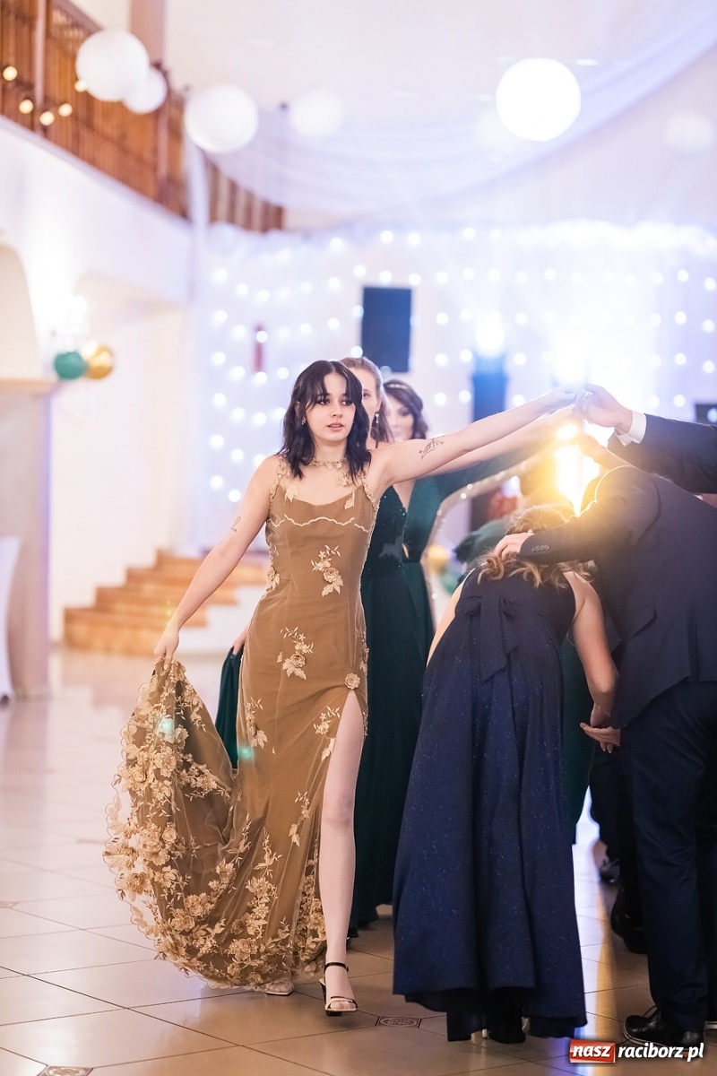 Zdjęcie w galerii na portalu naszraciborz.pl: Bal studniówkowy raciborskiej Budowlanki i Gastronomika wiadomości z regionu