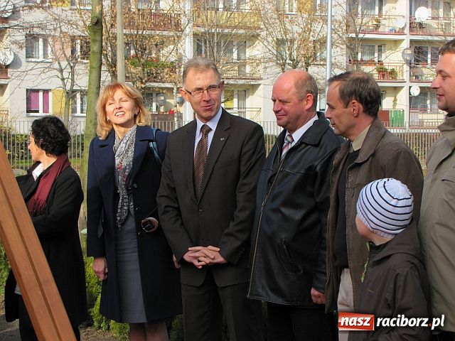 Zdjęcie w galerii na portalu naszraciborz.pl: Ostróg walczy o nowy szkolny plac zabaw wiadomości z regionu