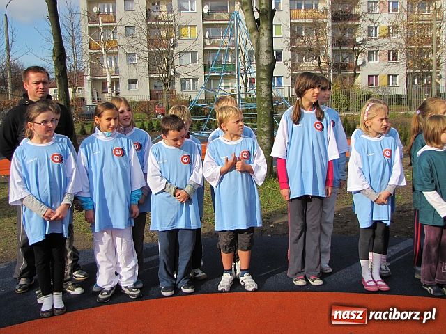 Zdjęcie w galerii na portalu naszraciborz.pl: Ostróg walczy o nowy szkolny plac zabaw wiadomości z regionu