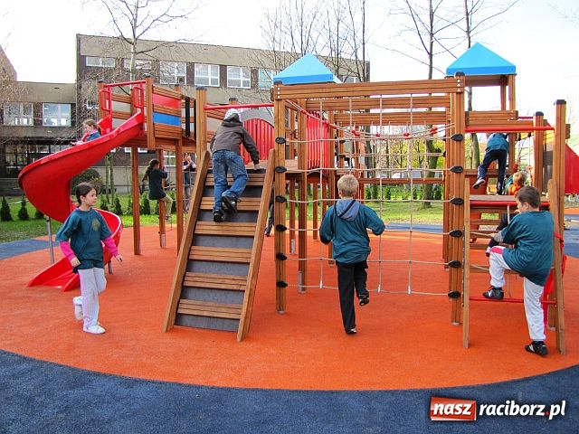 Zdjęcie w galerii na portalu naszraciborz.pl: Ostróg walczy o nowy szkolny plac zabaw wiadomości z regionu