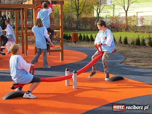 Zdjęcie w galerii na portalu naszraciborz.pl: Ostróg walczy o nowy szkolny plac zabaw wiadomości z regionu