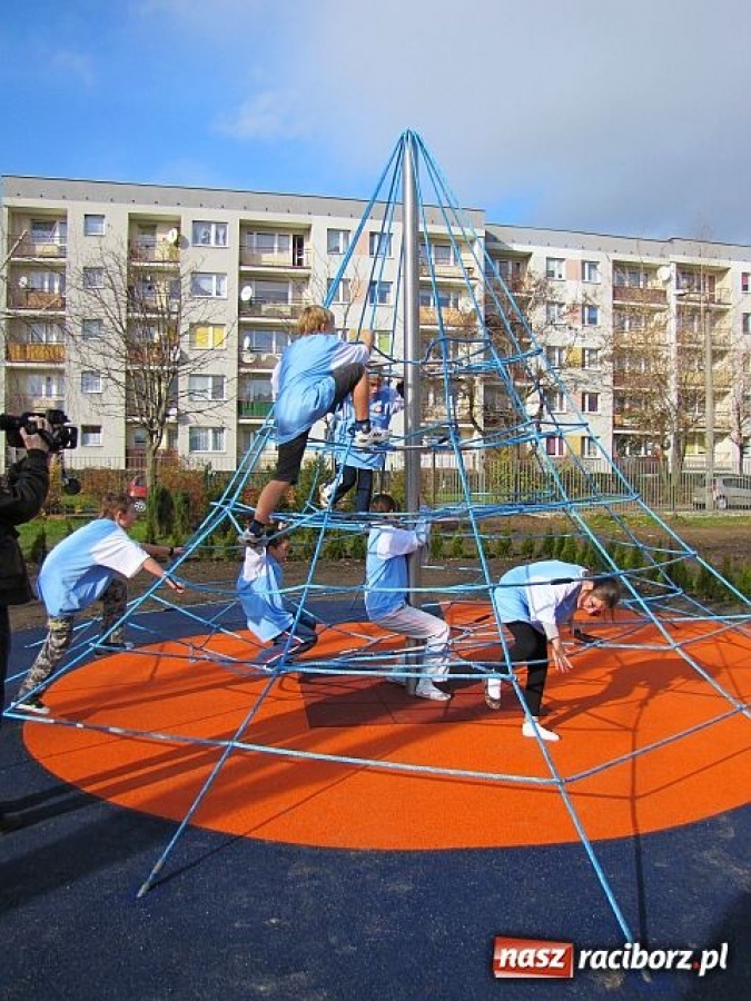 Zdjęcie w galerii na portalu naszraciborz.pl: Ostróg walczy o nowy szkolny plac zabaw wiadomości z regionu