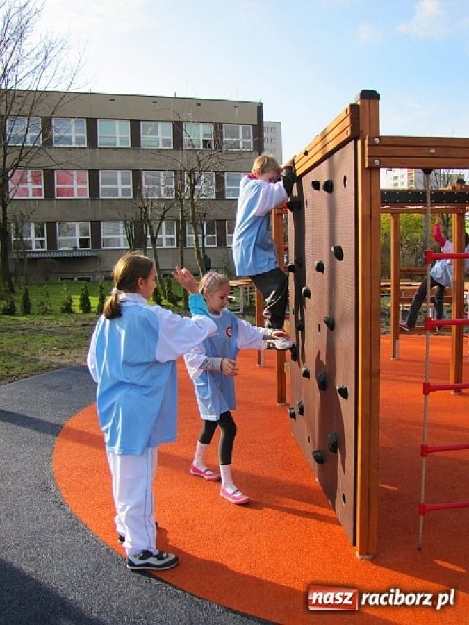Zdjęcie w galerii na portalu naszraciborz.pl: Ostróg walczy o nowy szkolny plac zabaw wiadomości z regionu
