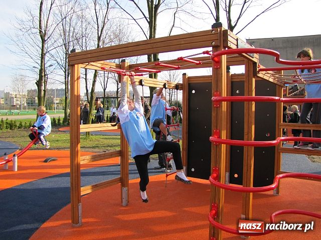 Zdjęcie w galerii na portalu naszraciborz.pl: Ostróg walczy o nowy szkolny plac zabaw wiadomości z regionu