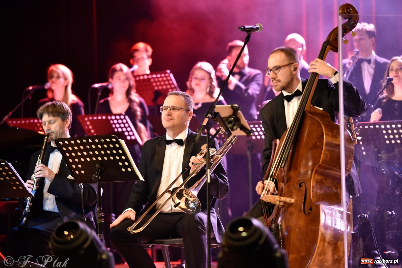 Zdjęcie w galerii na portalu naszraciborz.pl: Queen Symfonicznie w Raciborzu. Pełna sala fanów w RCK wiadomości z regionu