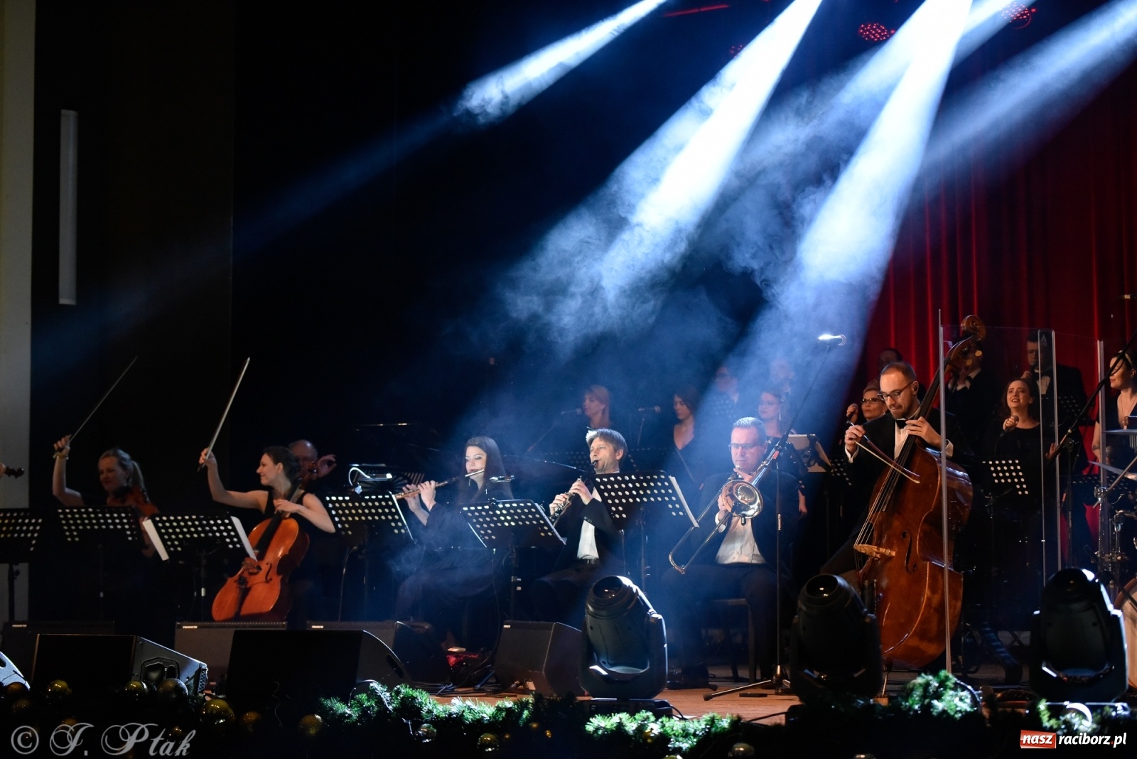 Zdjęcie w galerii na portalu naszraciborz.pl: Queen Symfonicznie w Raciborzu. Pełna sala fanów w RCK wiadomości z regionu