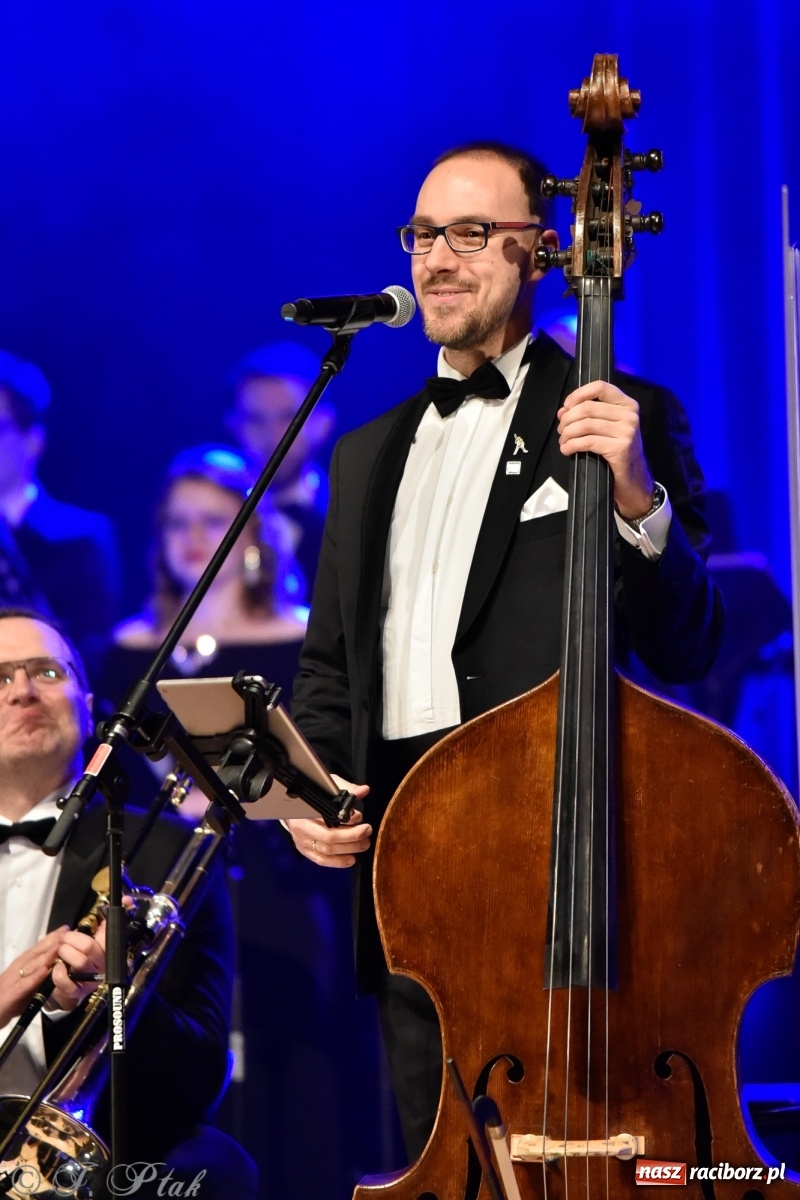 Zdjęcie w galerii na portalu naszraciborz.pl: Queen Symfonicznie w Raciborzu. Pełna sala fanów w RCK wiadomości z regionu