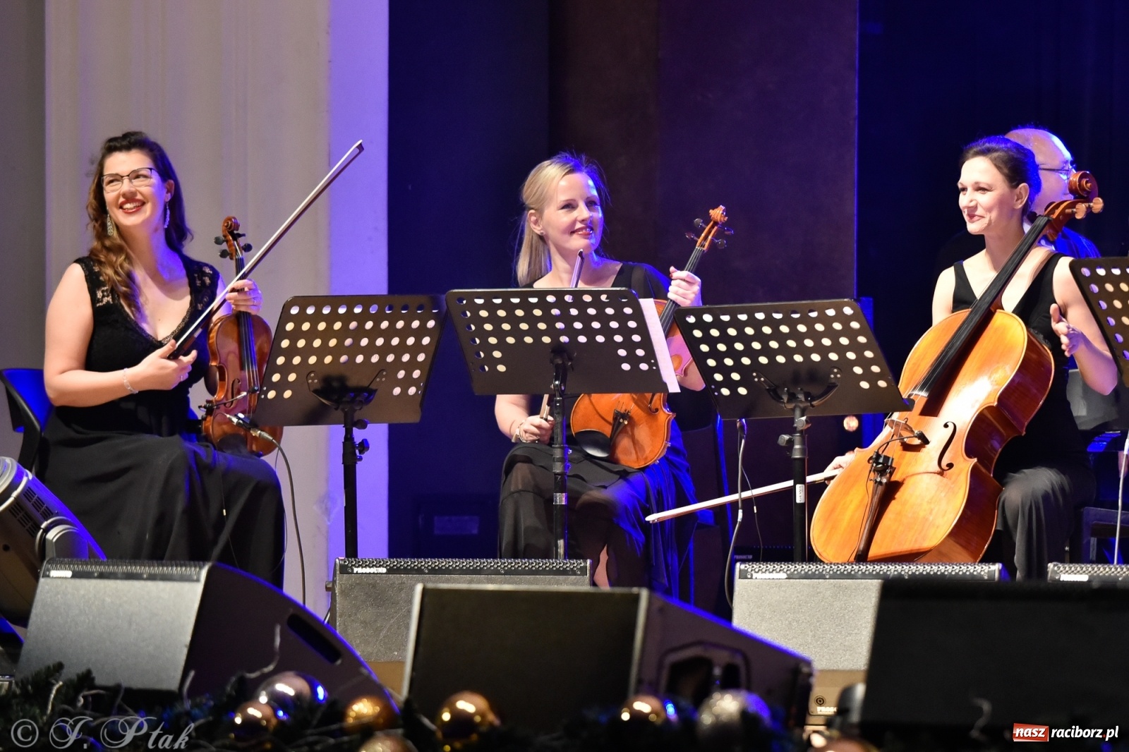 Zdjęcie w galerii na portalu naszraciborz.pl: Queen Symfonicznie w Raciborzu. Pełna sala fanów w RCK wiadomości z regionu