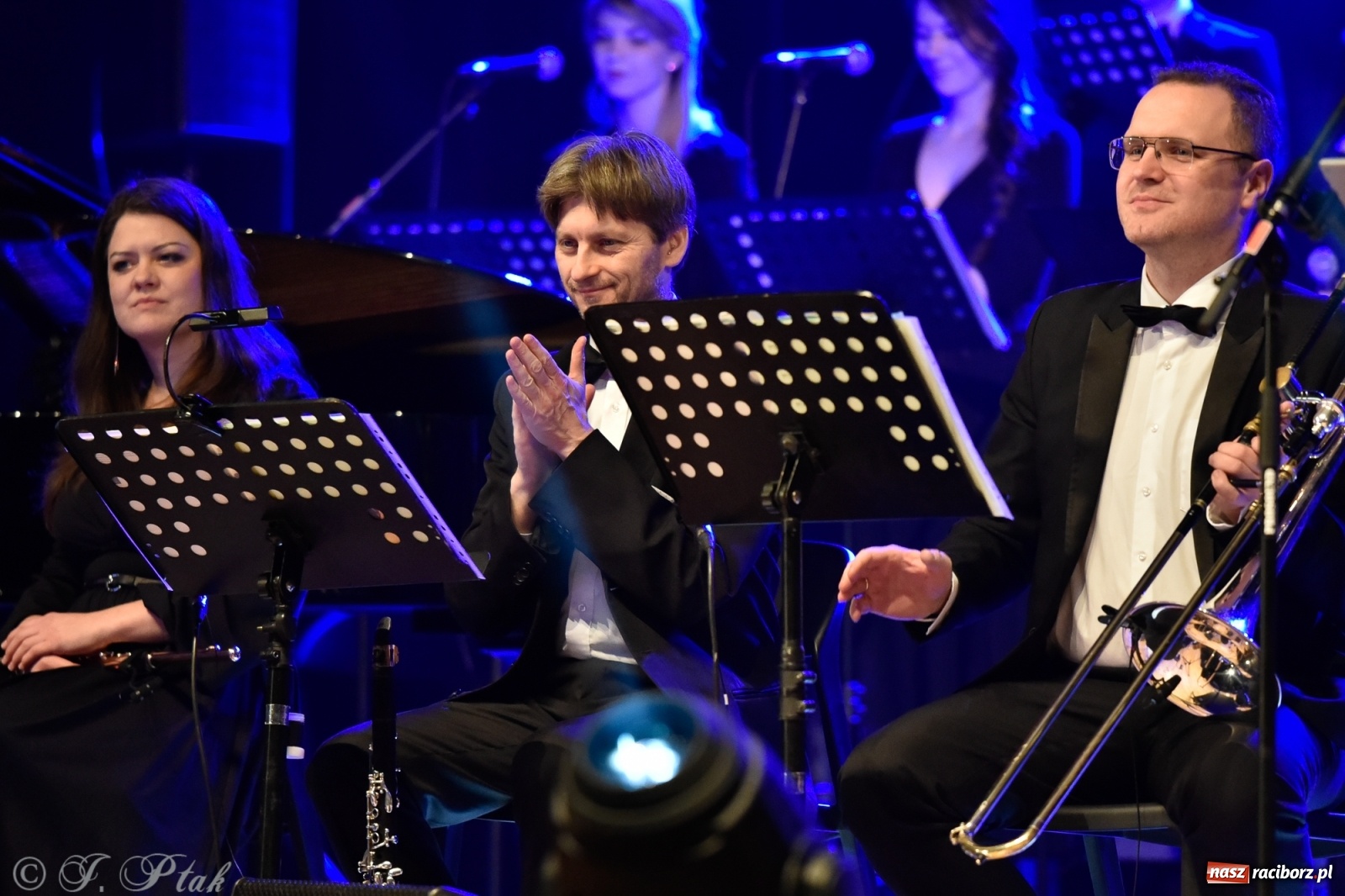 Zdjęcie w galerii na portalu naszraciborz.pl: Queen Symfonicznie w Raciborzu. Pełna sala fanów w RCK wiadomości z regionu