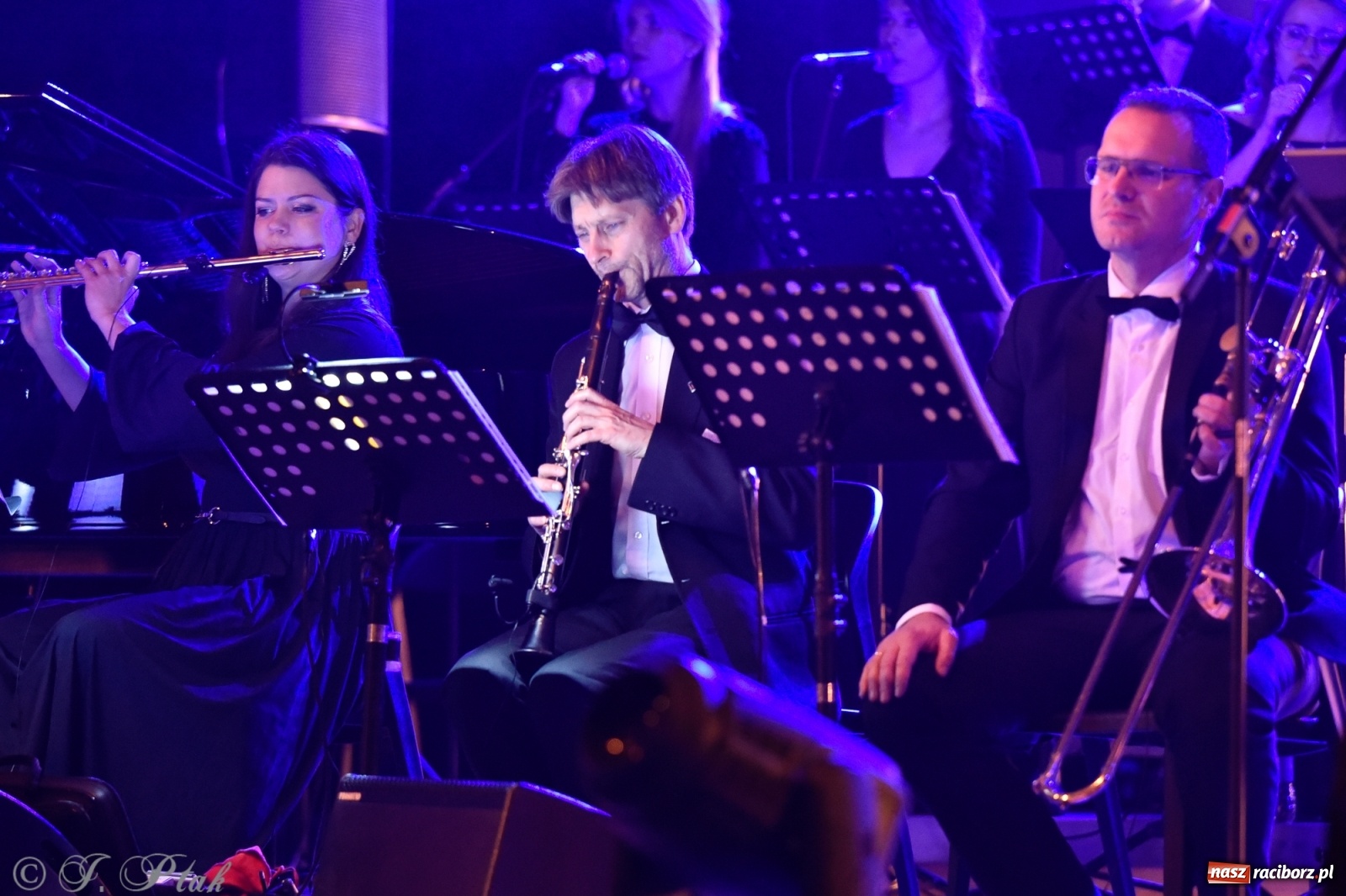 Zdjęcie w galerii na portalu naszraciborz.pl: Queen Symfonicznie w Raciborzu. Pełna sala fanów w RCK wiadomości z regionu