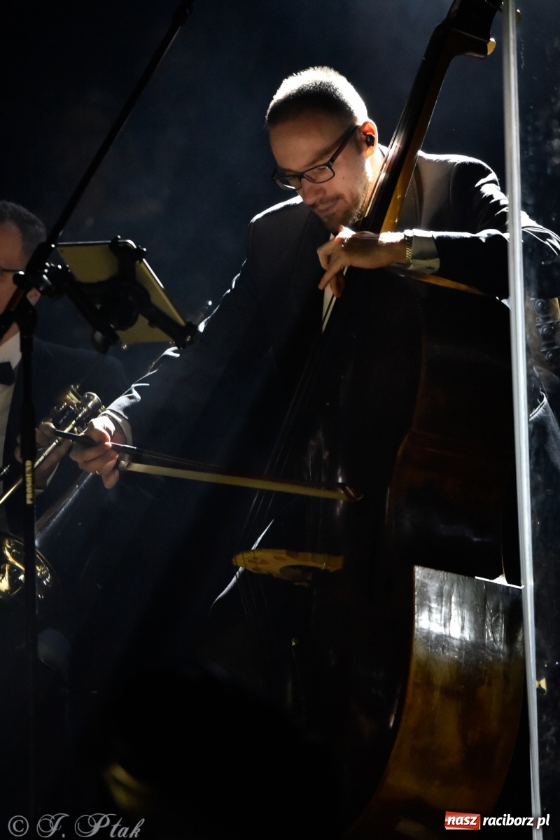 Zdjęcie w galerii na portalu naszraciborz.pl: Queen Symfonicznie w Raciborzu. Pełna sala fanów w RCK wiadomości z regionu