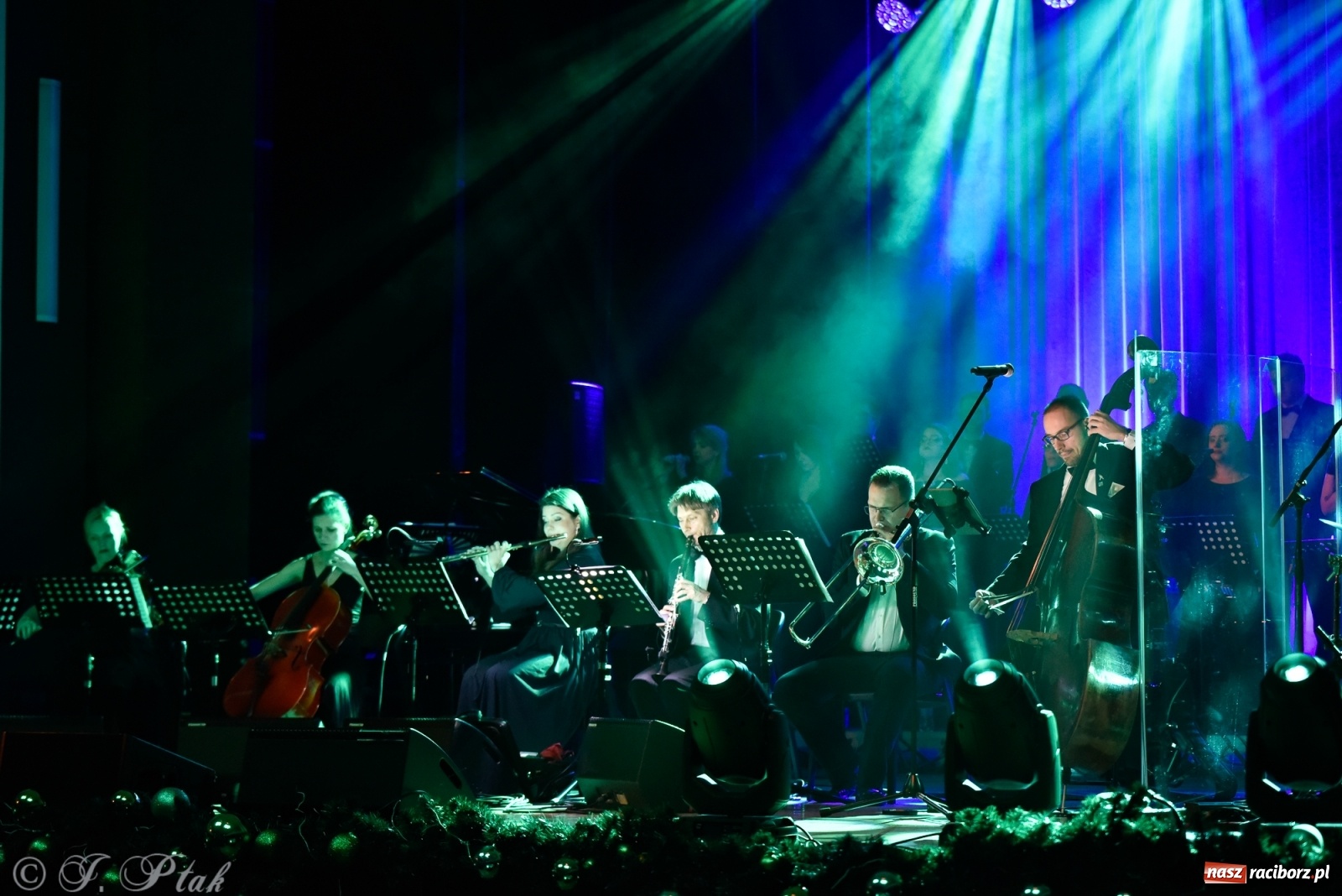 Zdjęcie w galerii na portalu naszraciborz.pl: Queen Symfonicznie w Raciborzu. Pełna sala fanów w RCK wiadomości z regionu