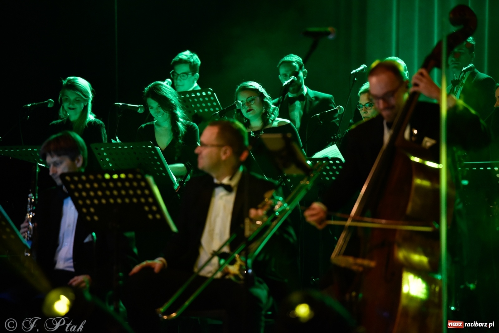 Zdjęcie w galerii na portalu naszraciborz.pl: Queen Symfonicznie w Raciborzu. Pełna sala fanów w RCK wiadomości z regionu