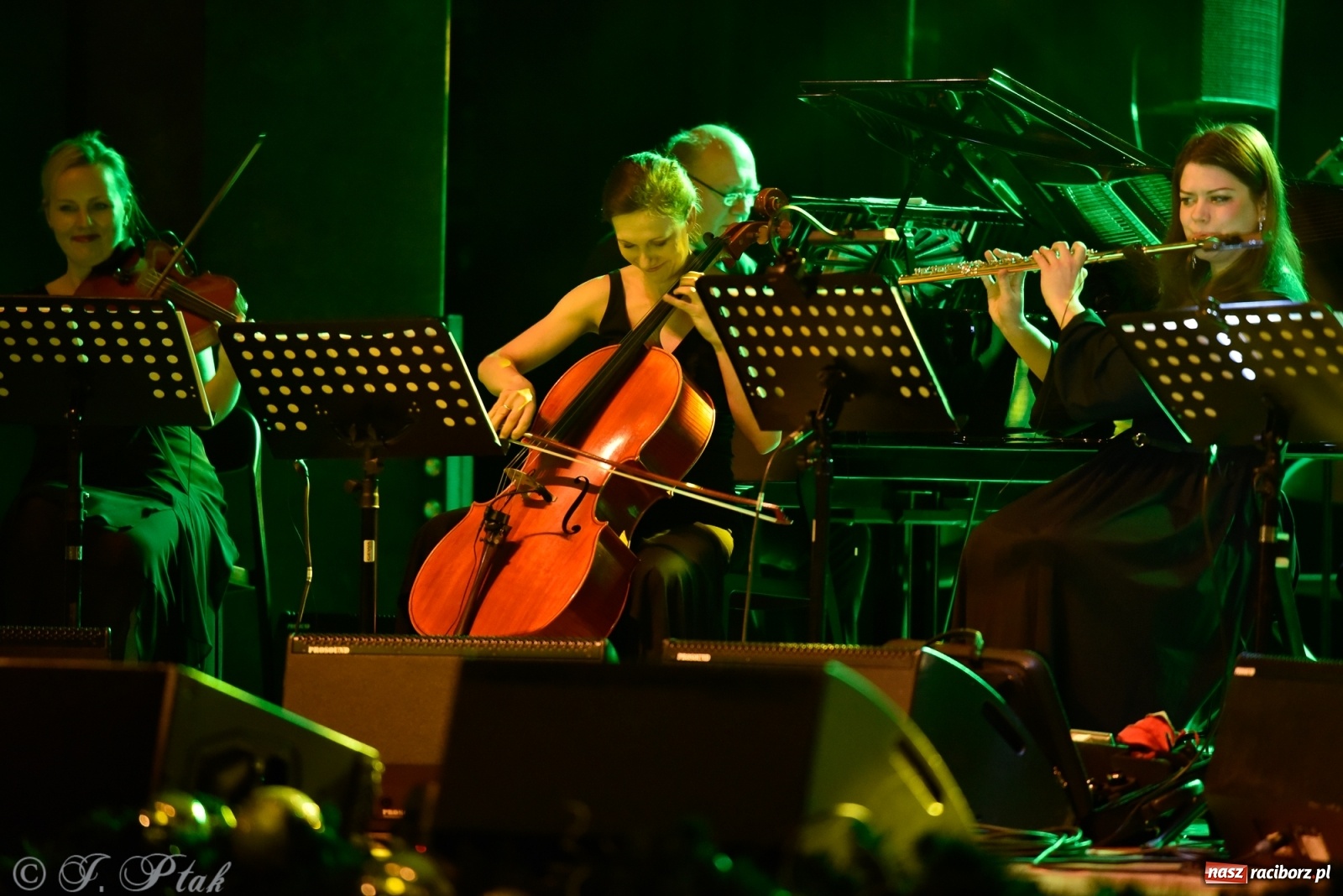 Zdjęcie w galerii na portalu naszraciborz.pl: Queen Symfonicznie w Raciborzu. Pełna sala fanów w RCK wiadomości z regionu