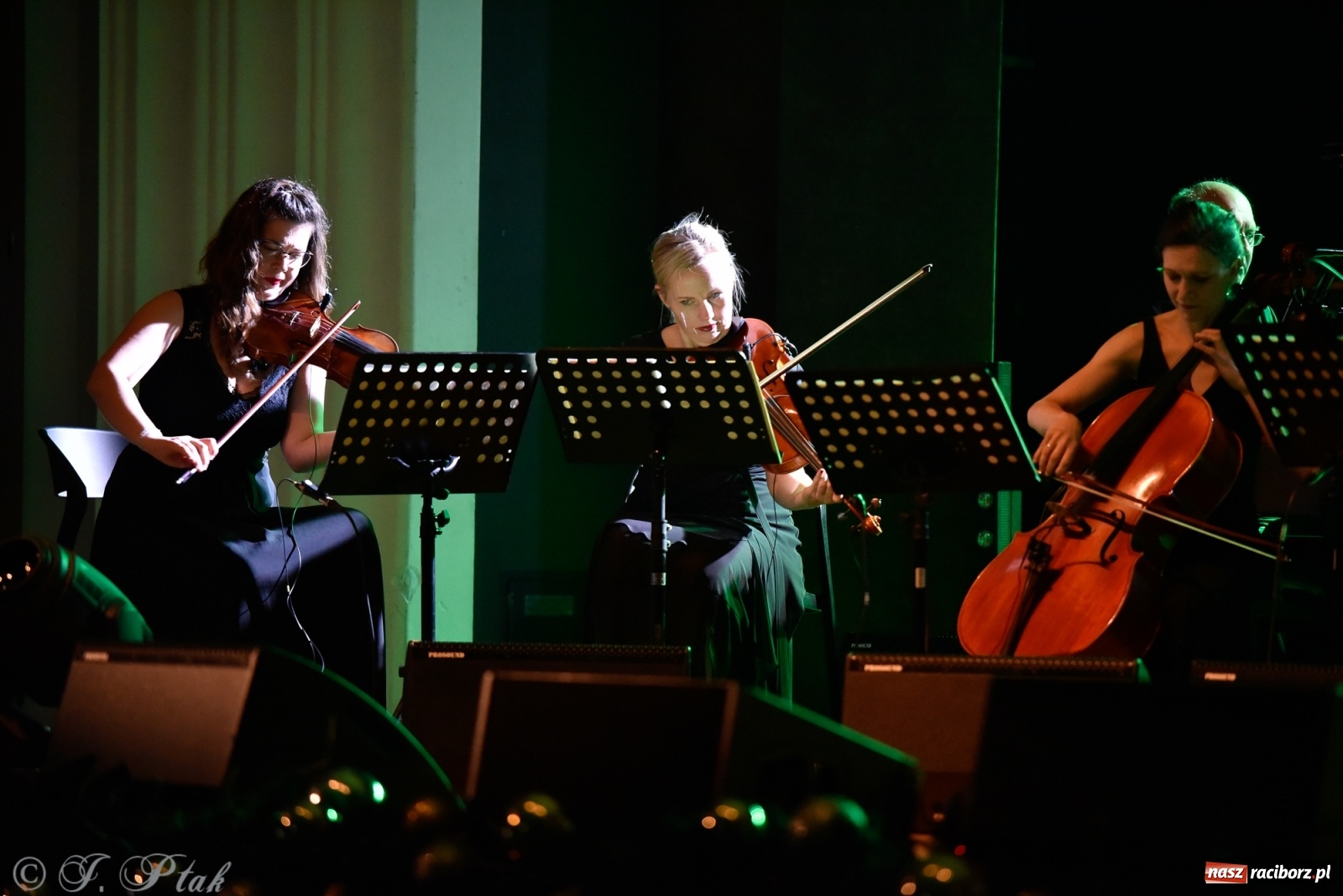 Zdjęcie w galerii na portalu naszraciborz.pl: Queen Symfonicznie w Raciborzu. Pełna sala fanów w RCK wiadomości z regionu