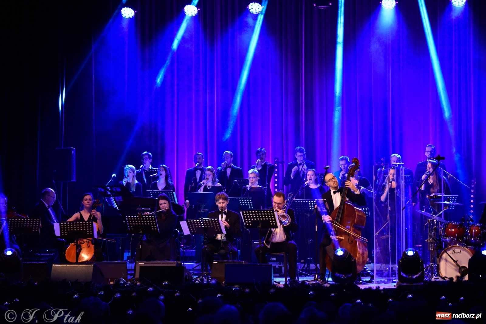 Zdjęcie w galerii na portalu naszraciborz.pl: Queen Symfonicznie w Raciborzu. Pełna sala fanów w RCK wiadomości z regionu