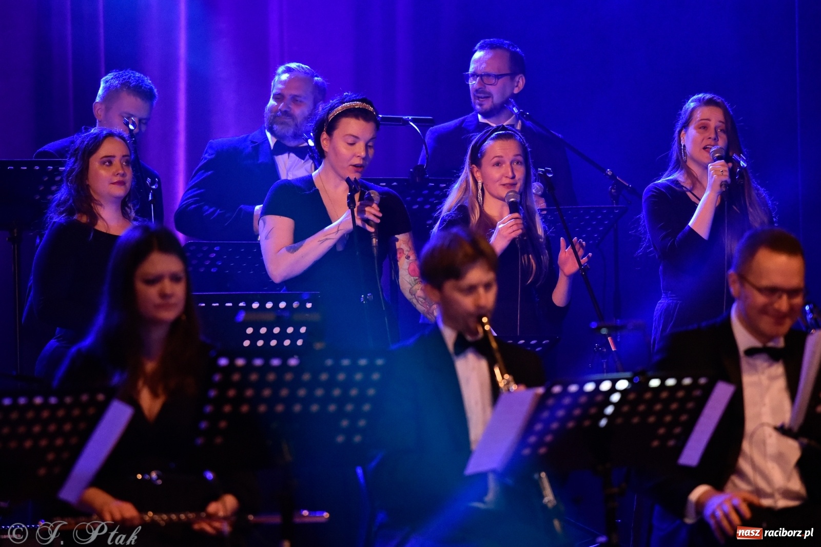 Zdjęcie w galerii na portalu naszraciborz.pl: Queen Symfonicznie w Raciborzu. Pełna sala fanów w RCK wiadomości z regionu