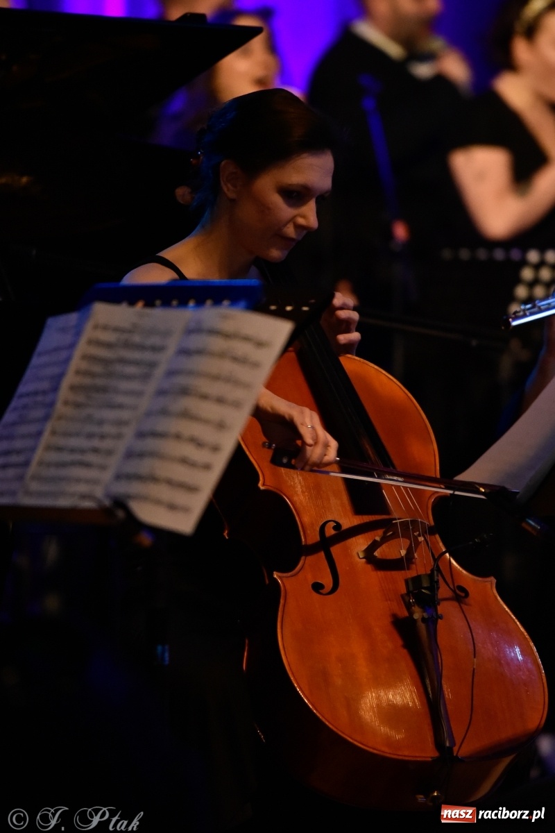 Zdjęcie w galerii na portalu naszraciborz.pl: Queen Symfonicznie w Raciborzu. Pełna sala fanów w RCK wiadomości z regionu