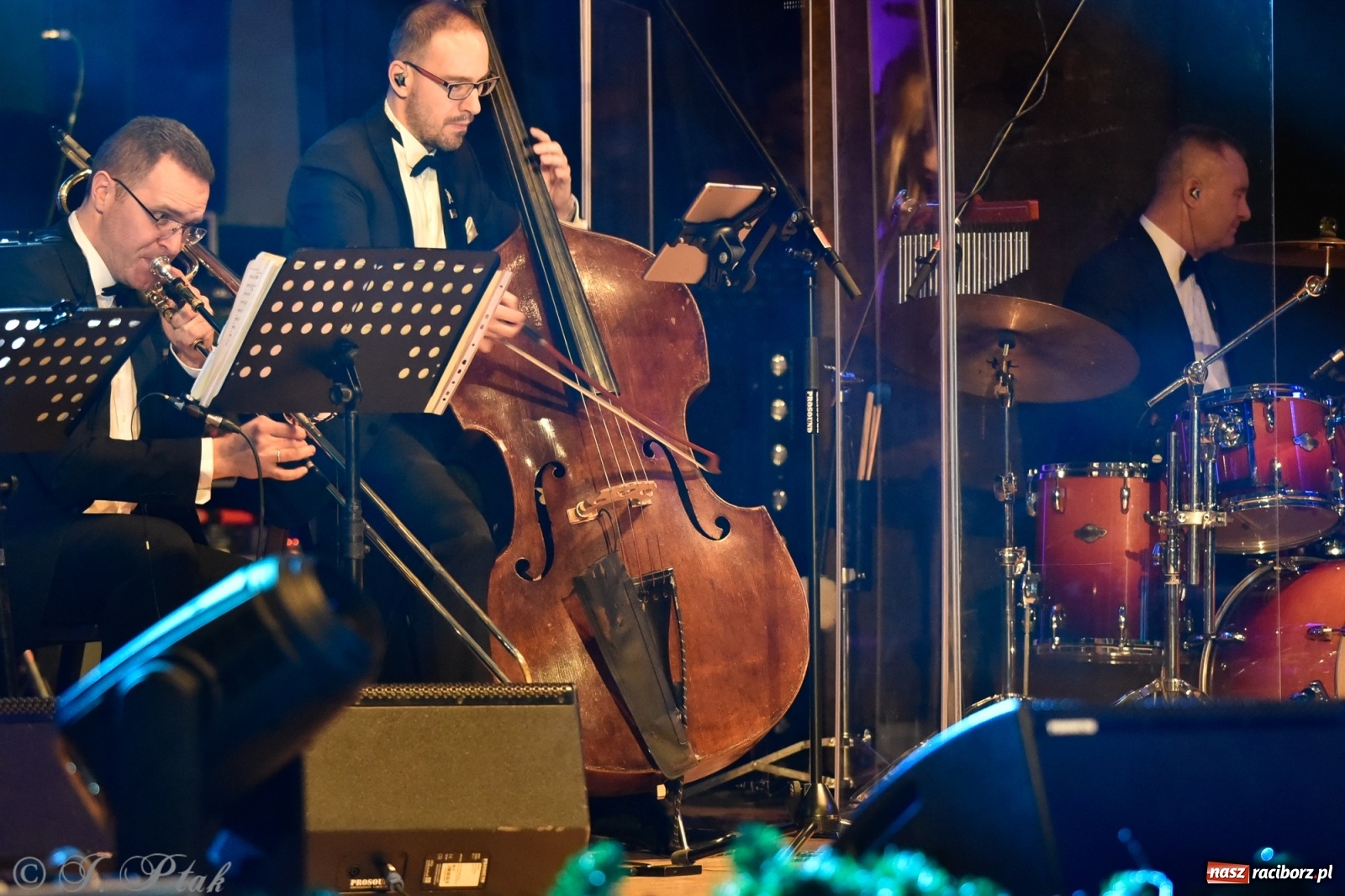 Zdjęcie w galerii na portalu naszraciborz.pl: Queen Symfonicznie w Raciborzu. Pełna sala fanów w RCK wiadomości z regionu