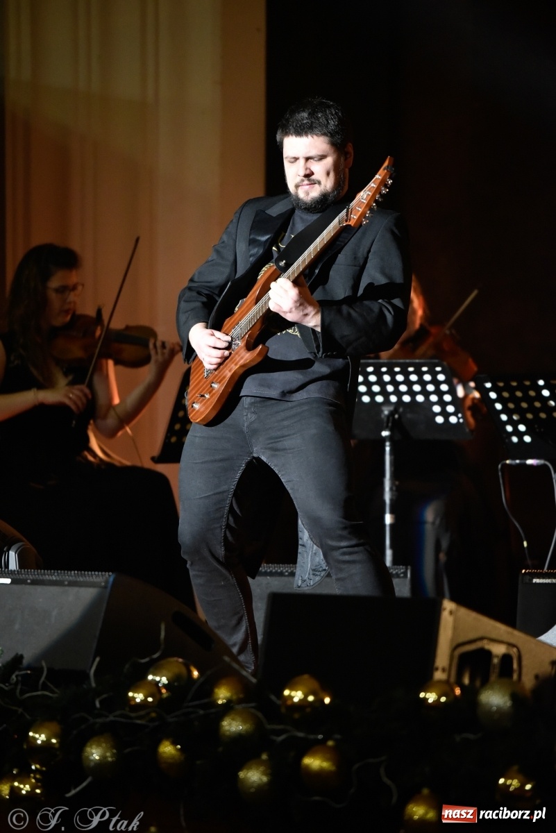 Zdjęcie w galerii na portalu naszraciborz.pl: Queen Symfonicznie w Raciborzu. Pełna sala fanów w RCK wiadomości z regionu