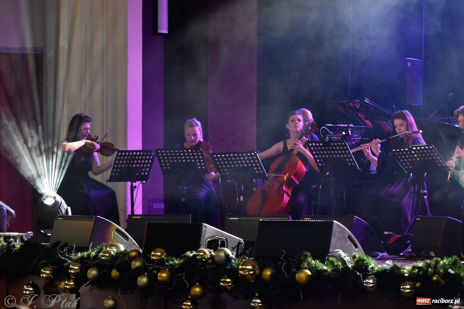 Zdjęcie w galerii na portalu naszraciborz.pl: Queen Symfonicznie w Raciborzu. Pełna sala fanów w RCK wiadomości z regionu