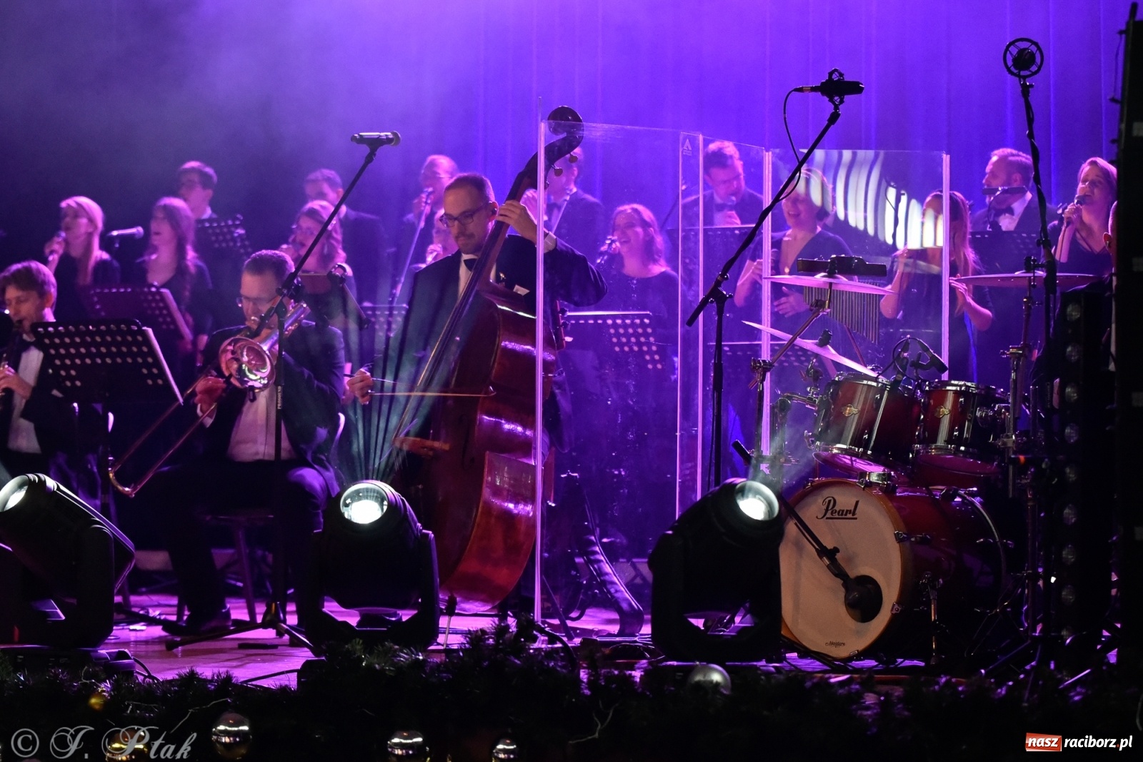 Zdjęcie w galerii na portalu naszraciborz.pl: Queen Symfonicznie w Raciborzu. Pełna sala fanów w RCK wiadomości z regionu