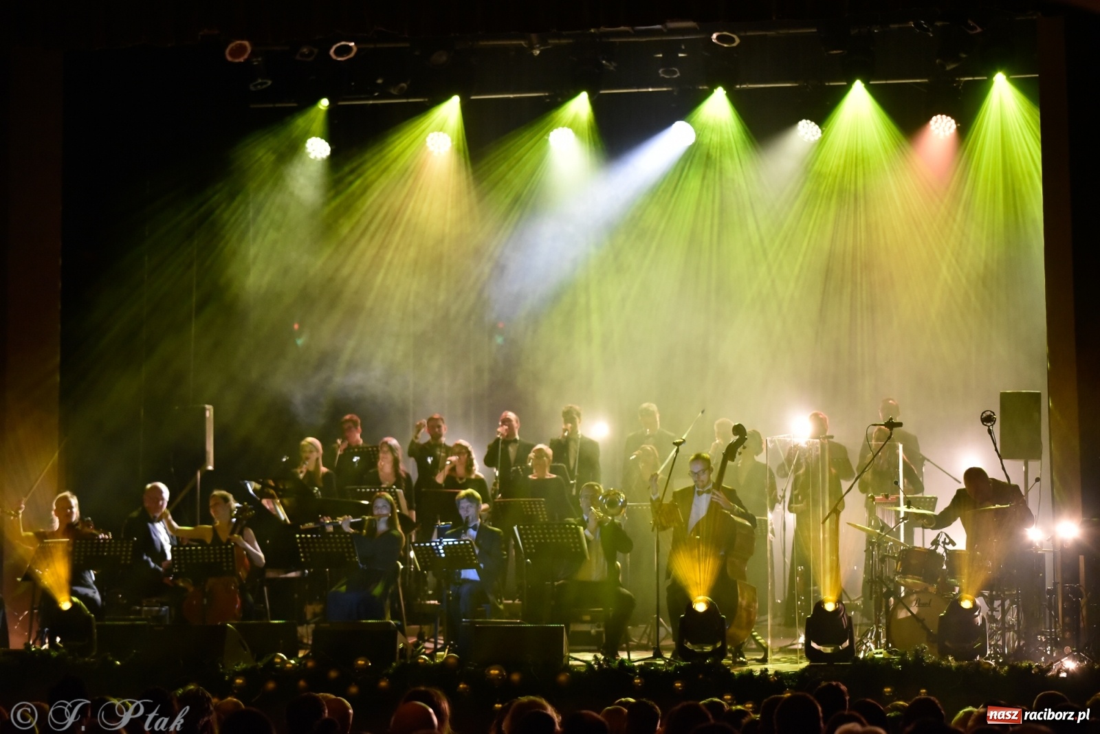 Zdjęcie w galerii na portalu naszraciborz.pl: Queen Symfonicznie w Raciborzu. Pełna sala fanów w RCK wiadomości z regionu