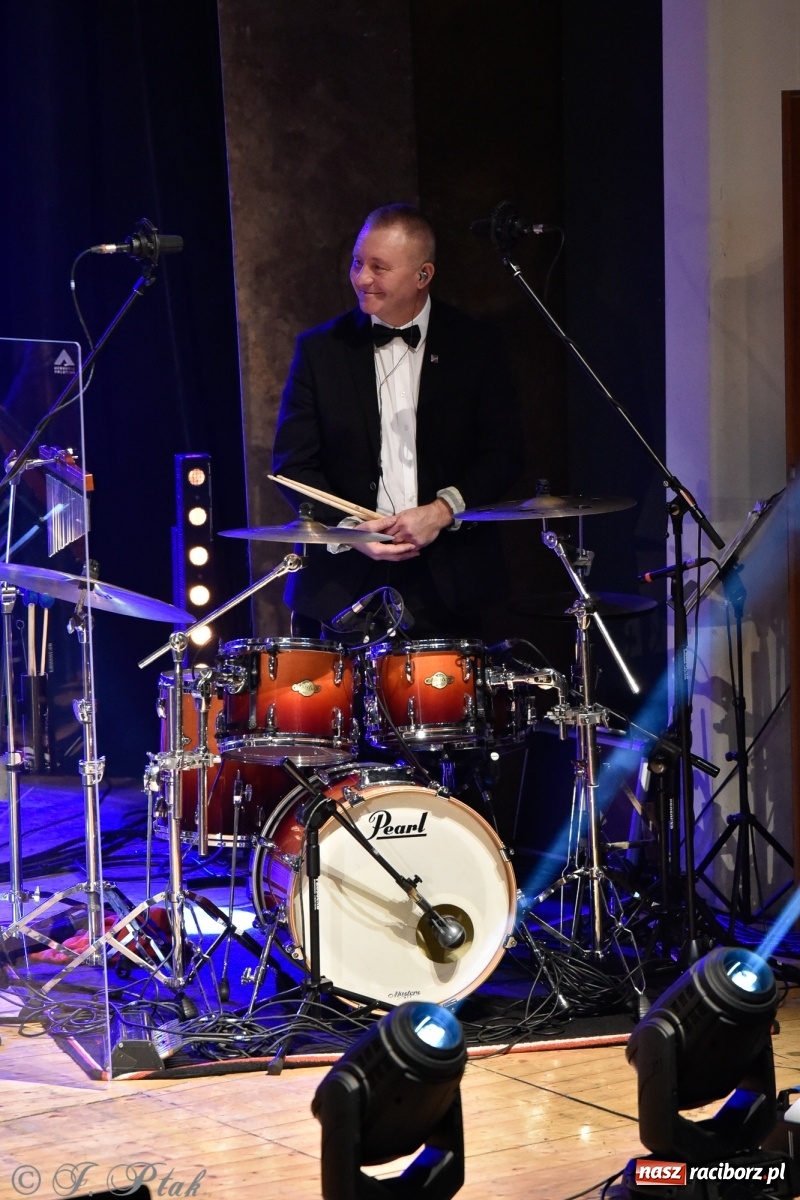 Zdjęcie w galerii na portalu naszraciborz.pl: Queen Symfonicznie w Raciborzu. Pełna sala fanów w RCK wiadomości z regionu