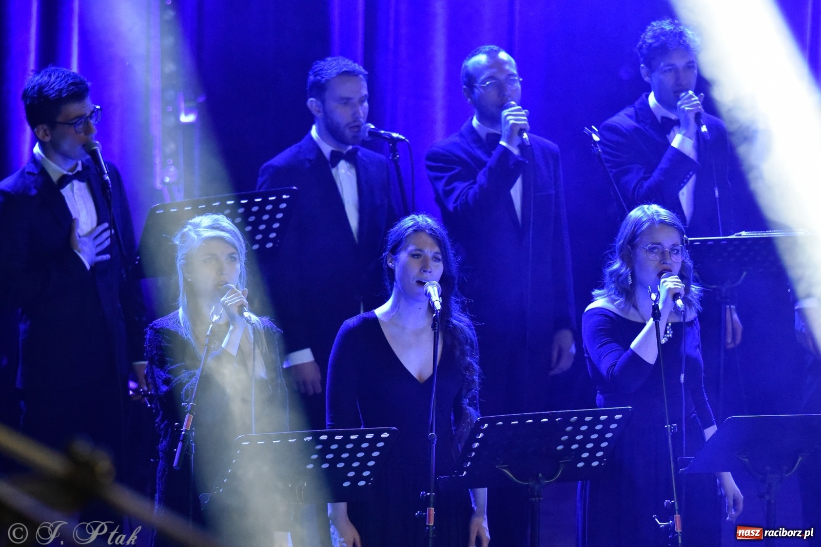 Zdjęcie w galerii na portalu naszraciborz.pl: Queen Symfonicznie w Raciborzu. Pełna sala fanów w RCK wiadomości z regionu