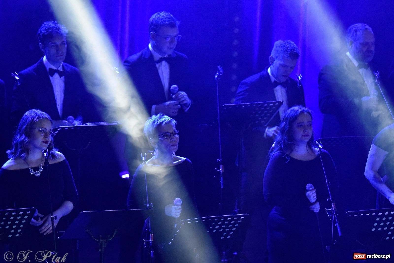 Zdjęcie w galerii na portalu naszraciborz.pl: Queen Symfonicznie w Raciborzu. Pełna sala fanów w RCK wiadomości z regionu