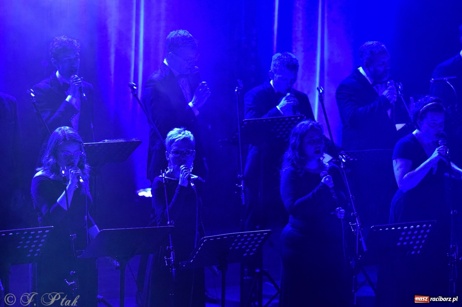 Zdjęcie w galerii na portalu naszraciborz.pl: Queen Symfonicznie w Raciborzu. Pełna sala fanów w RCK wiadomości z regionu