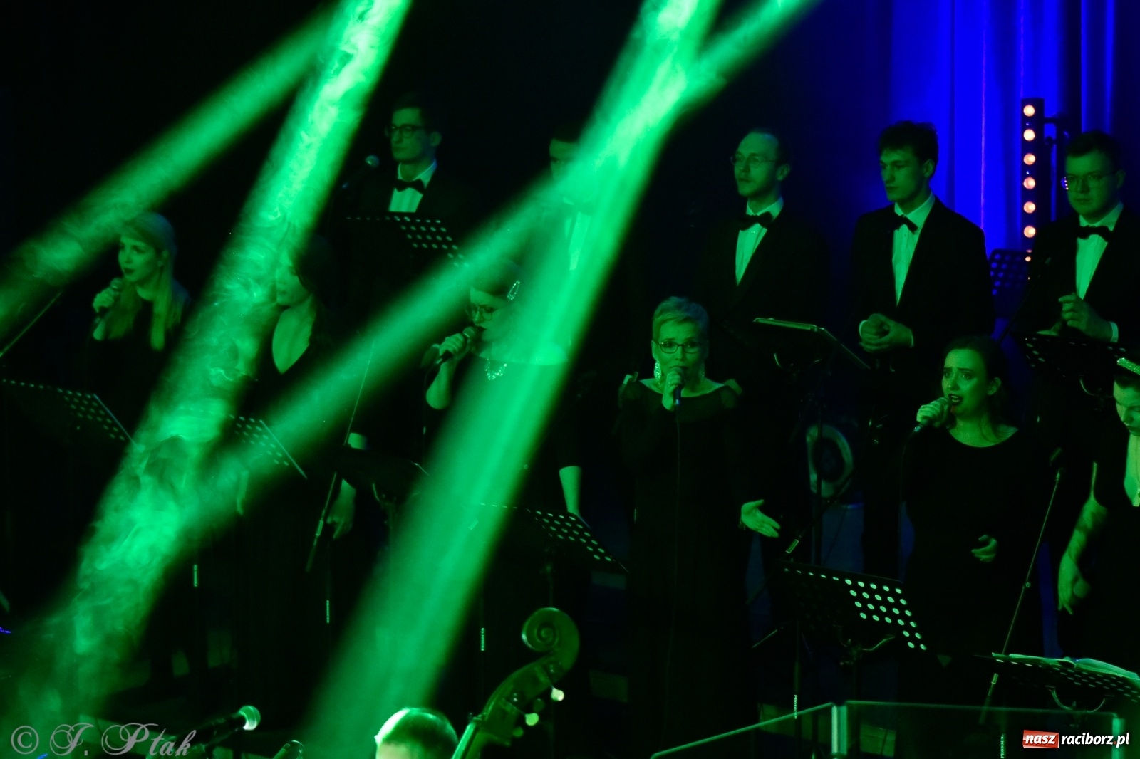 Zdjęcie w galerii na portalu naszraciborz.pl: Queen Symfonicznie w Raciborzu. Pełna sala fanów w RCK wiadomości z regionu