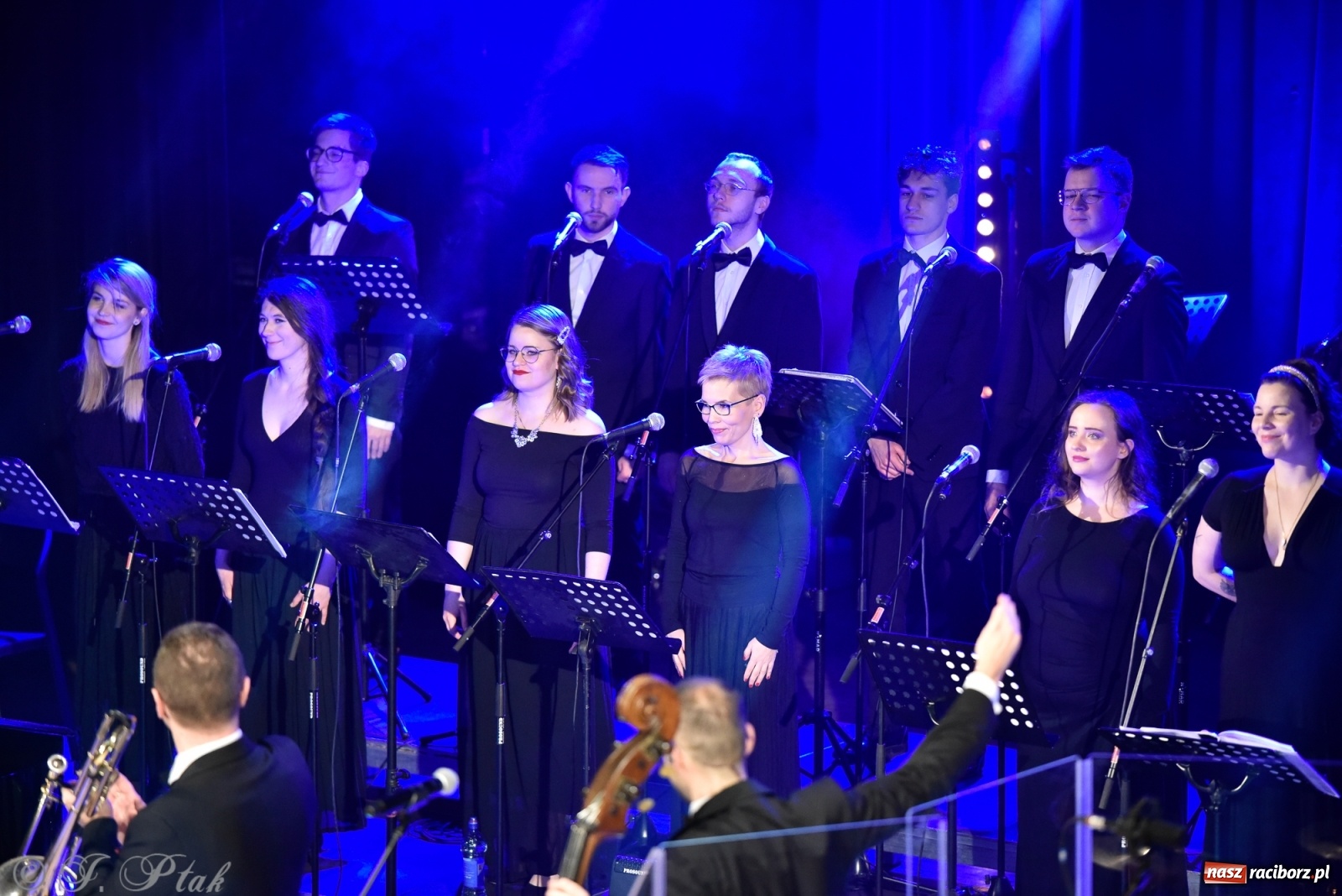 Zdjęcie w galerii na portalu naszraciborz.pl: Queen Symfonicznie w Raciborzu. Pełna sala fanów w RCK wiadomości z regionu