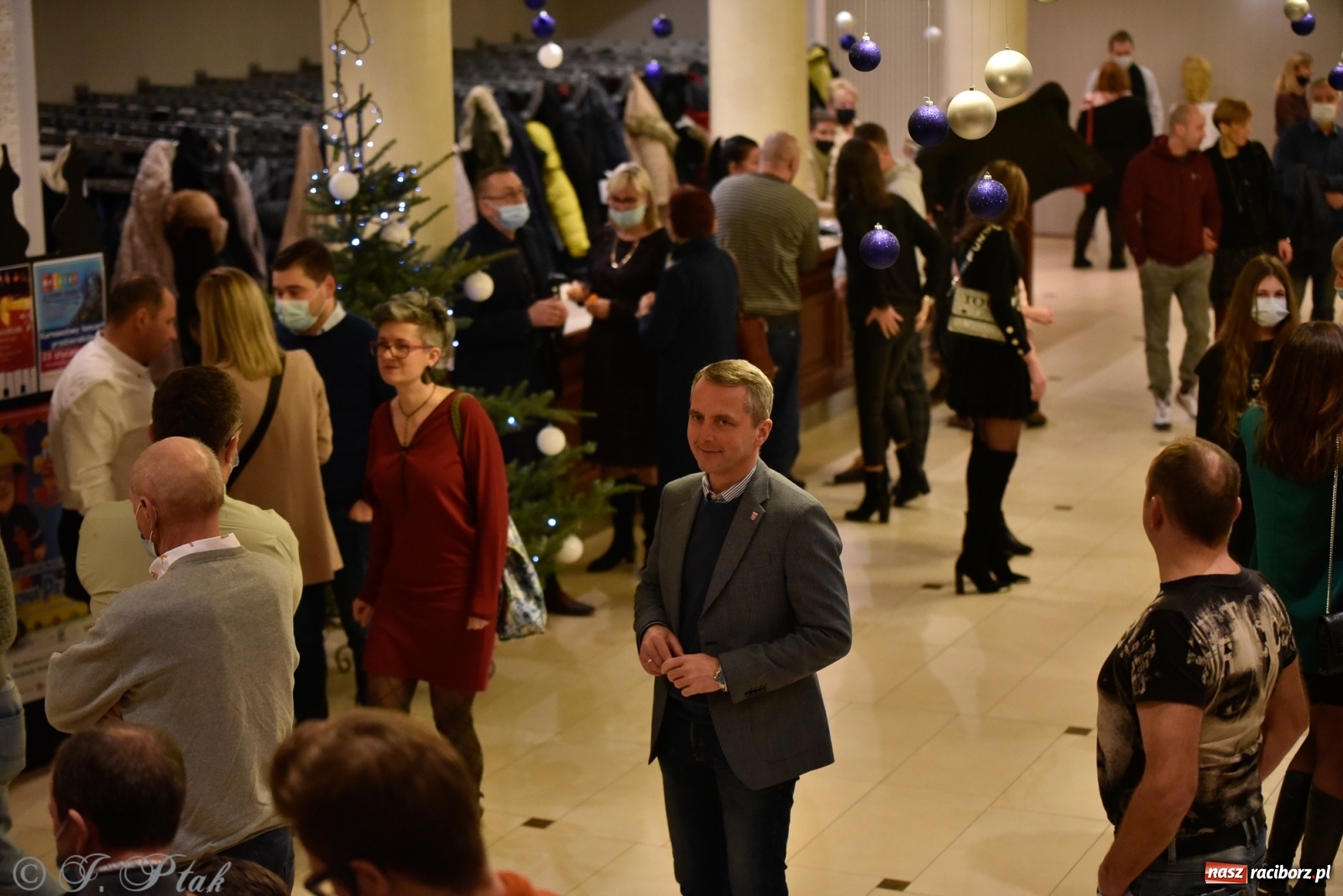 Zdjęcie w galerii na portalu naszraciborz.pl: Queen Symfonicznie w Raciborzu. Pełna sala fanów w RCK wiadomości z regionu