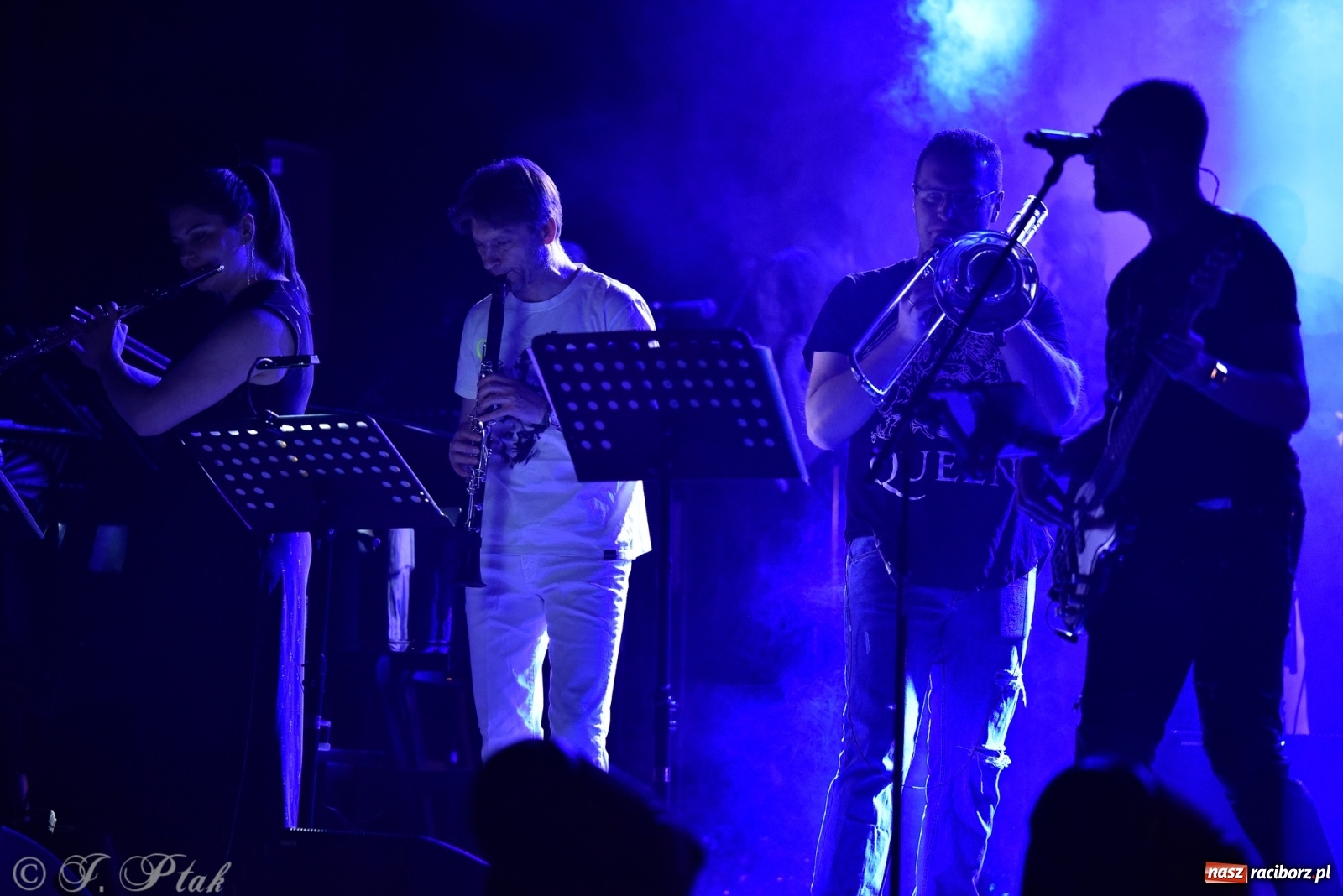 Zdjęcie w galerii na portalu naszraciborz.pl: Queen Symfonicznie w Raciborzu. Pełna sala fanów w RCK wiadomości z regionu