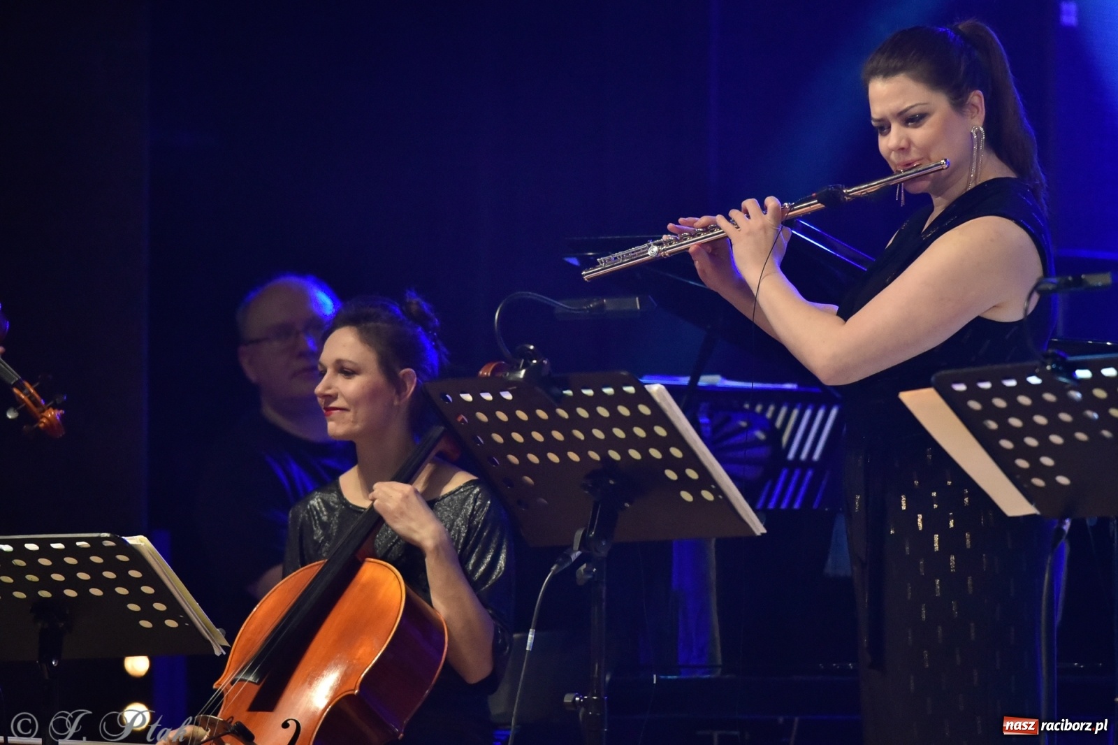 Zdjęcie w galerii na portalu naszraciborz.pl: Queen Symfonicznie w Raciborzu. Pełna sala fanów w RCK wiadomości z regionu