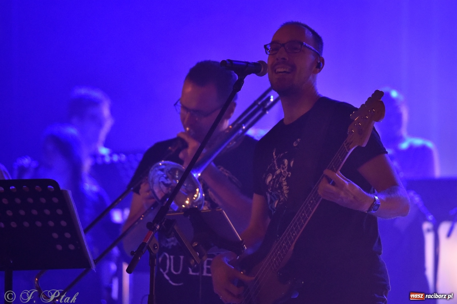 Zdjęcie w galerii na portalu naszraciborz.pl: Queen Symfonicznie w Raciborzu. Pełna sala fanów w RCK wiadomości z regionu